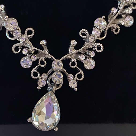 Beautiful Crystal & Silver. Necklace & Earrings - Picture 5 of 5